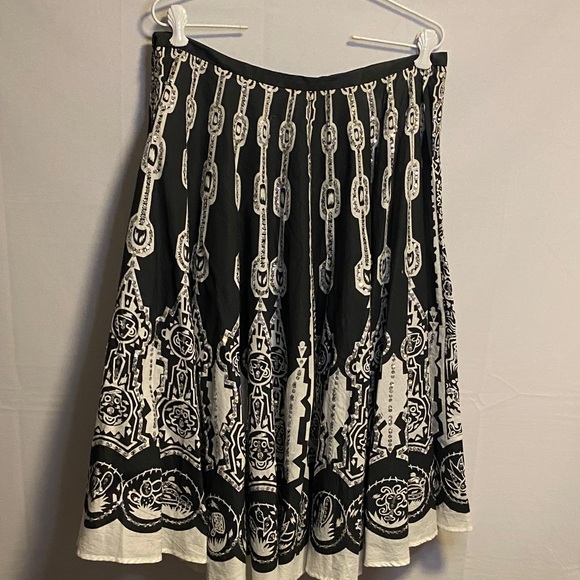 Dresses & Skirts - Elegant Black and White Patterned Skirt